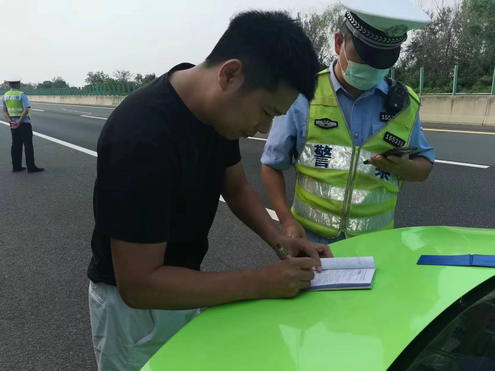 男孩在家随地大小便_万图壁纸网