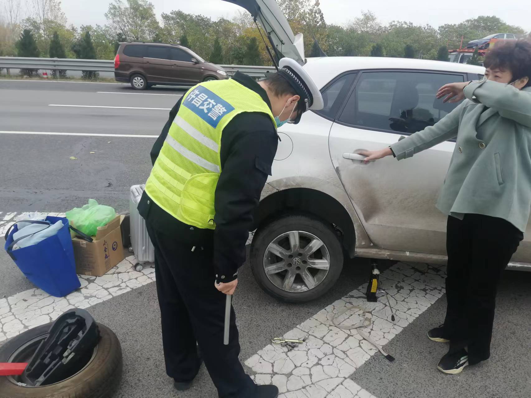 山东高速夏津运管中心路管分中心：紧急救助高速爆胎私家车 _德州24小时